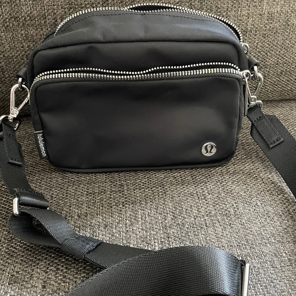 NWOT Everywhere Crossbody Bag 2L Metal Hardware